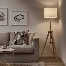 Luminária de chão Novaluz Iluminação aplicada em ambiente
