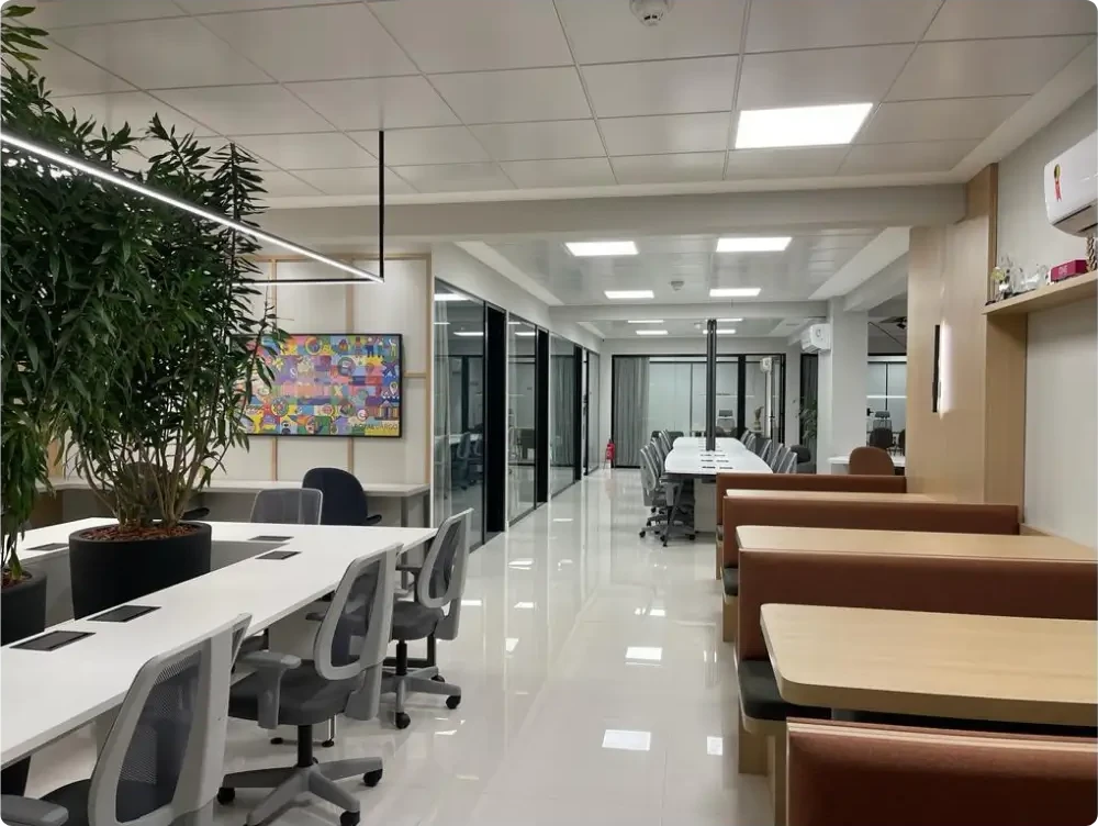 Projeto de iluminação com luminária de chão em sala de estar
